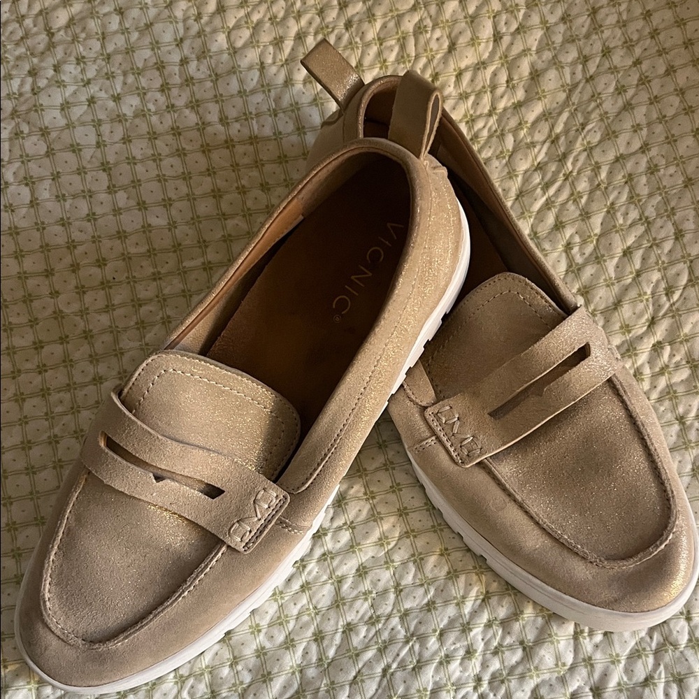 Vionic Women's Cream Loafers